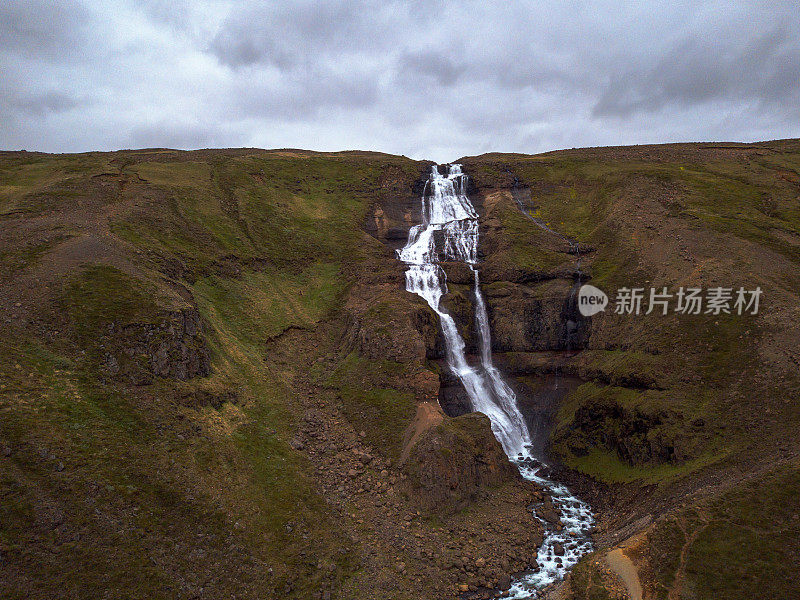 壮观的无人机俯瞰冰岛的瀑布，阴天，水雾