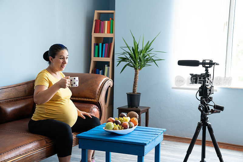 孕妇视频博主在镜头前的肖像