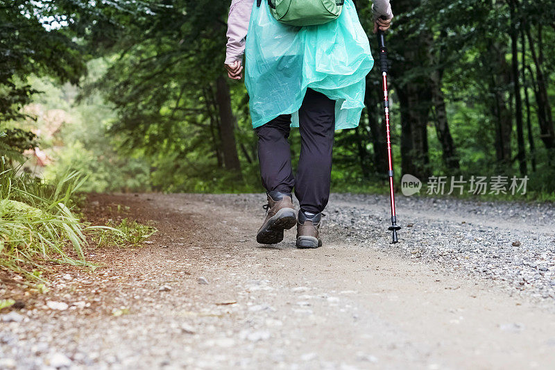 老奶奶在山上徒步旅行