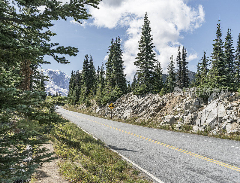 通往雷尼尔山的山路