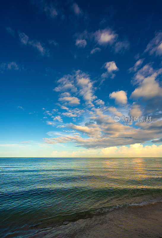 迈阿密海滩的海岸线和云景