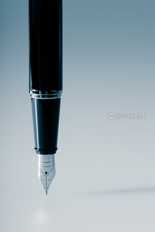 钢笔。