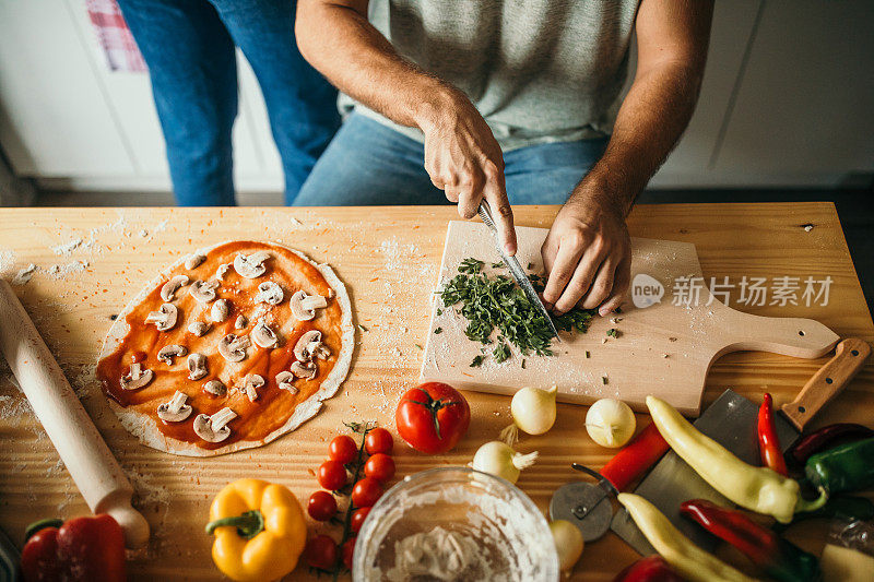 一个年轻人在家里准备披萨