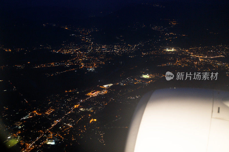 从飞机舷窗看到的城市夜景
