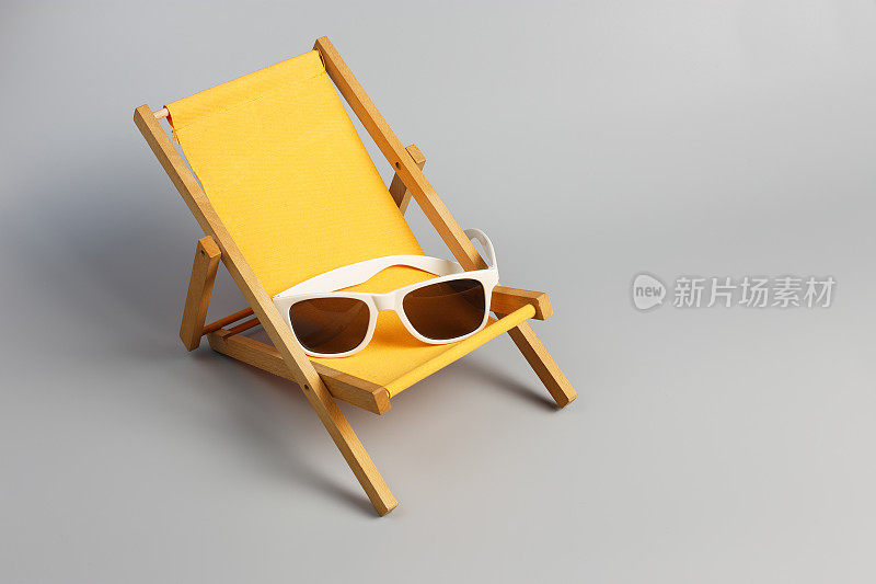 沙滩椅和太阳镜