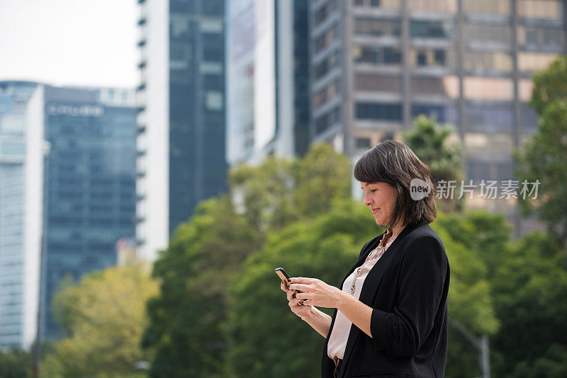 拉丁美洲的女商人正在搬家