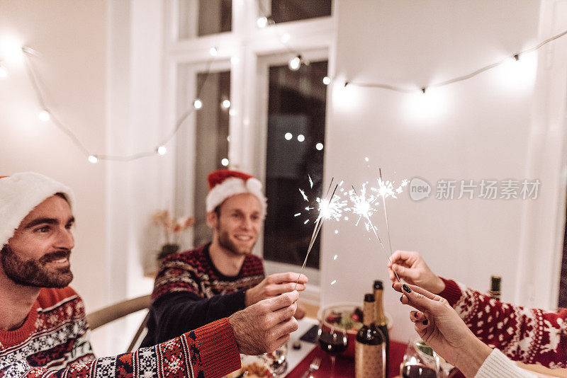 幸福朋友在家开新年晚会