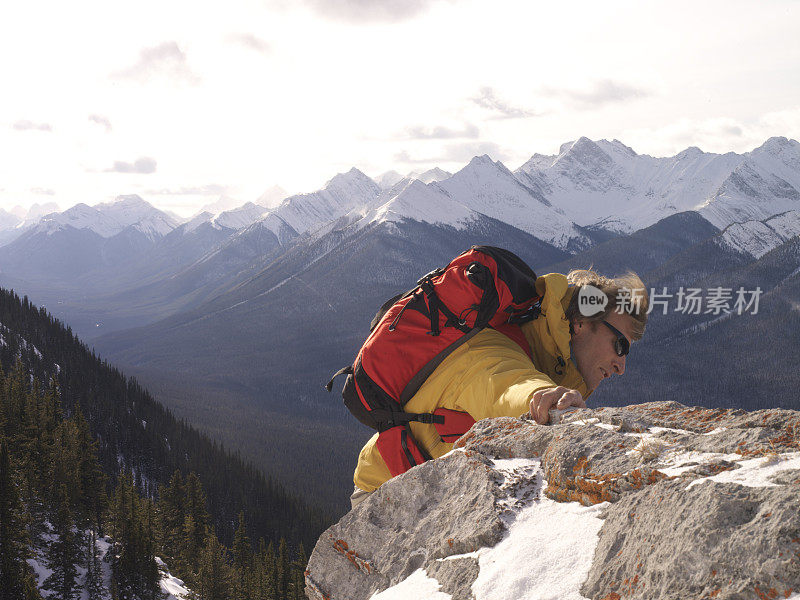 登山者探索加拿大的落基山脉