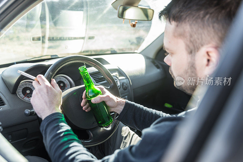 一边开车一边喝啤酒的男人