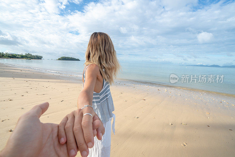 跟我来概念女人领先的男朋友在泰国田园海滩。人们旅行豪华度假目的地的概念