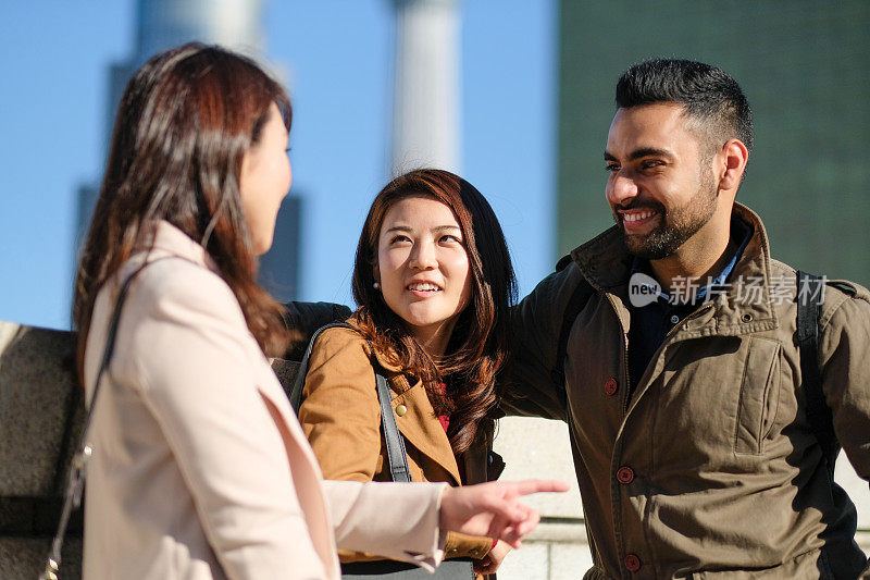 女人和男人在旅游景点交谈