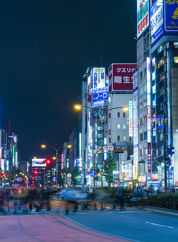 东京夜晚繁忙的街道