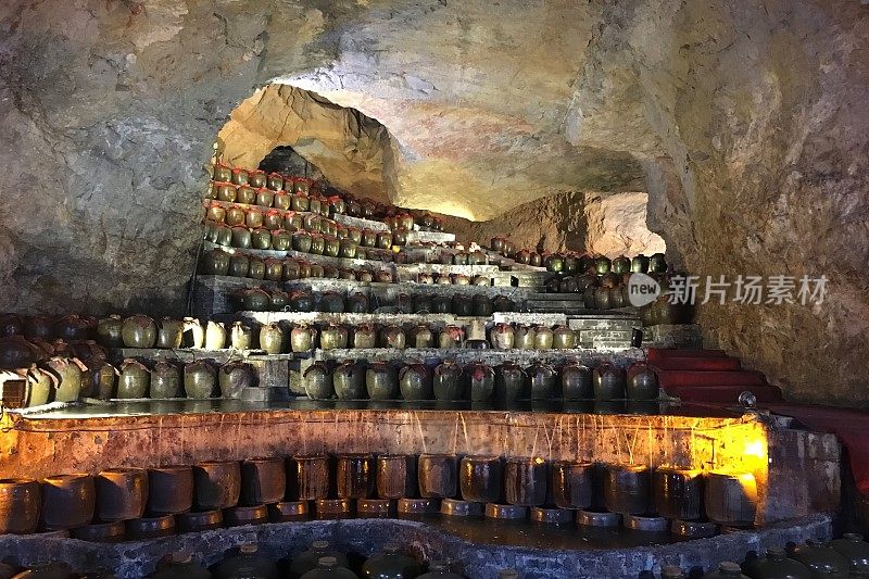 岩溶地区的洞穴酒窖