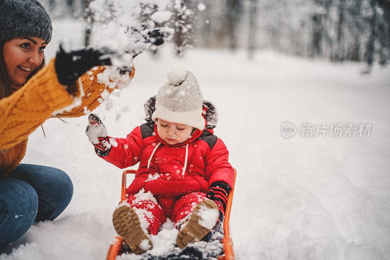 雪中的母亲和男婴