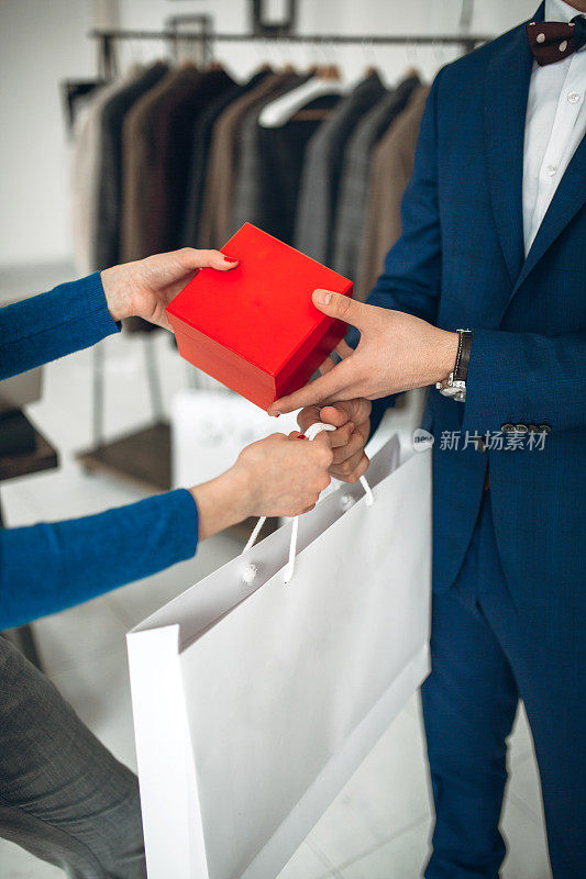 女性卖家在精品客户服务