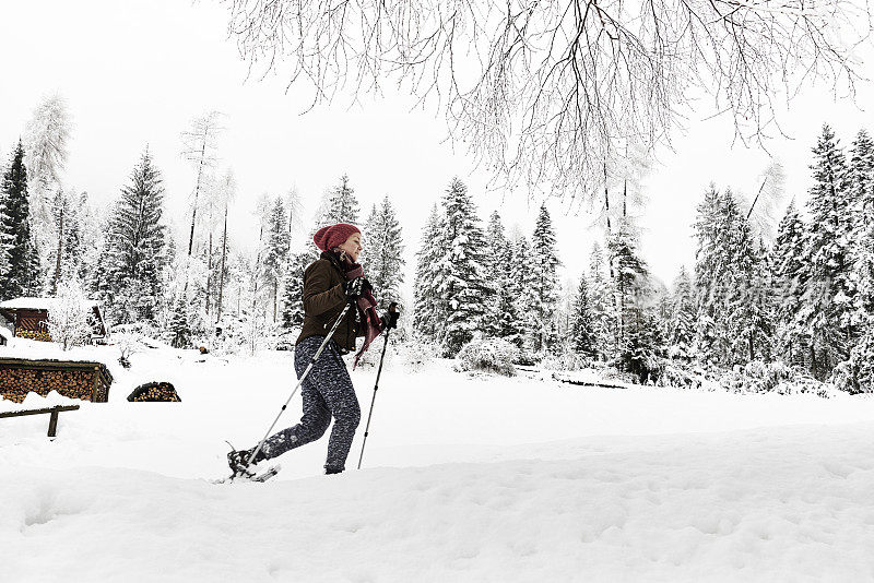 宁静的风景，雪女人在雪中行走