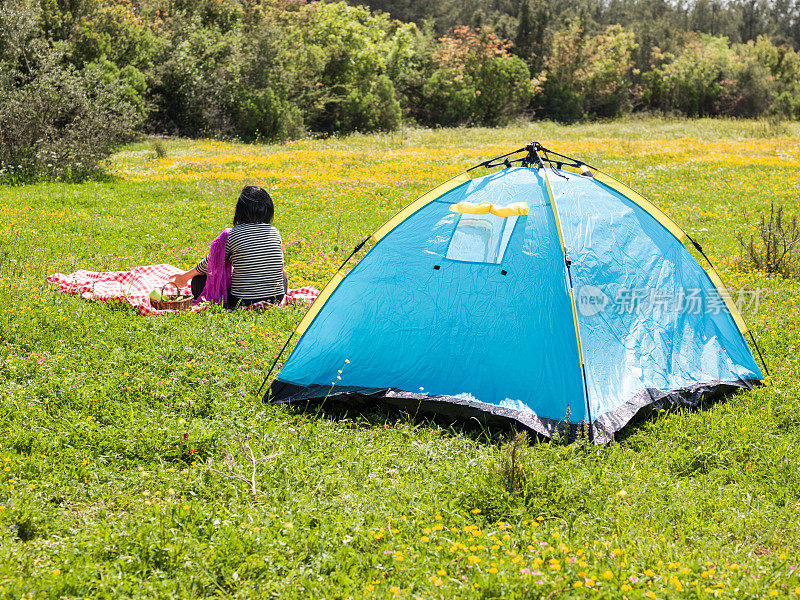 成年女性在春天的大自然中露营