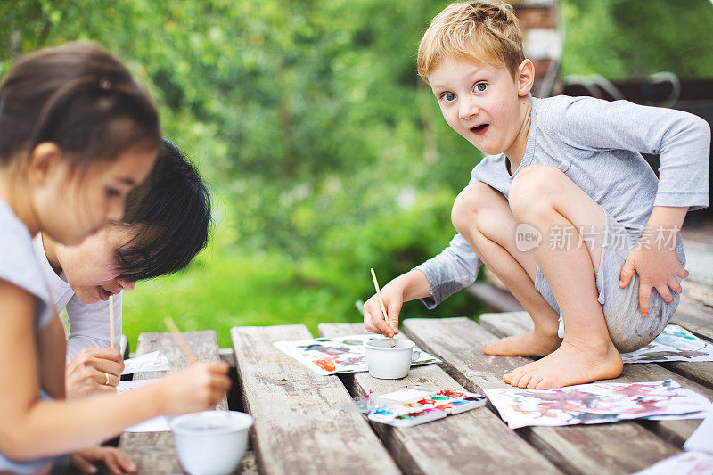 妈妈和她的孩子们一起画画