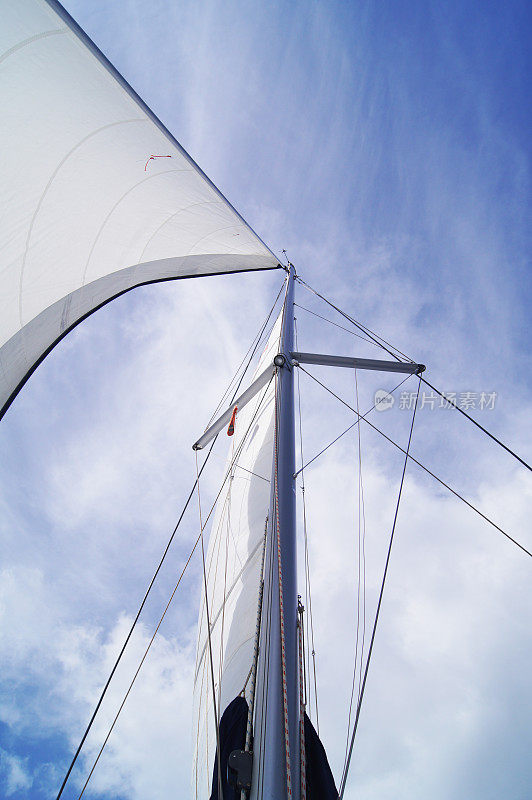 帆船在风中竖起桅杆
