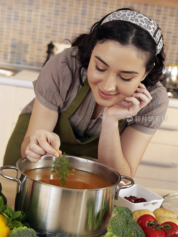 在厨房里做饭的女人