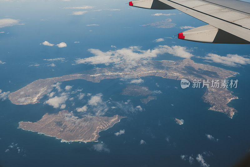 从飞机上鸟瞰圣托里尼岛和Thirasia岛