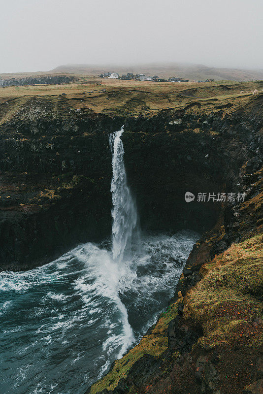 在法罗群岛的风景Múlafossur瀑布坠入大海