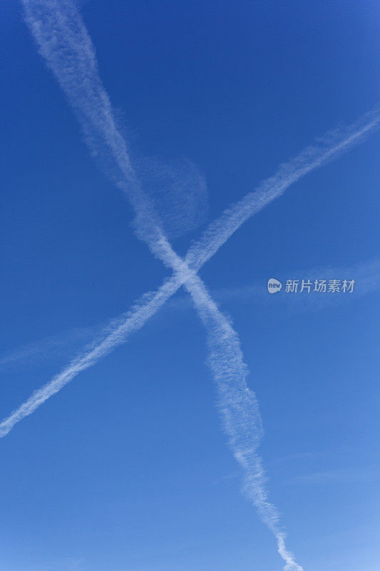 美国犹他州盐湖城上空飞机的废气痕迹