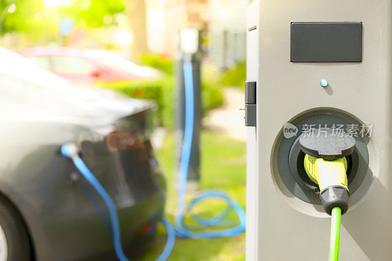 电动汽车在城市的一个电动汽车充电站充电