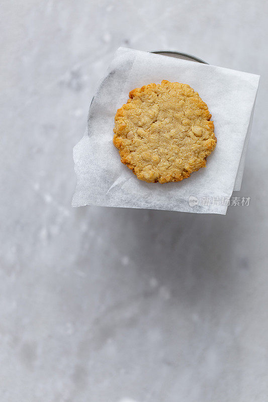 素食健康鹰嘴豆饼干在白色背景与复制空间