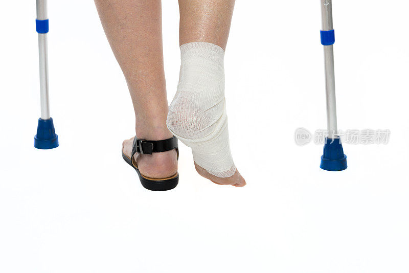 身体受伤的妇女用拐杖走路