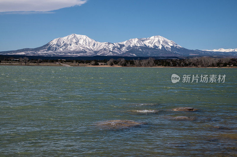 美丽的山湖被雪峰俯瞰