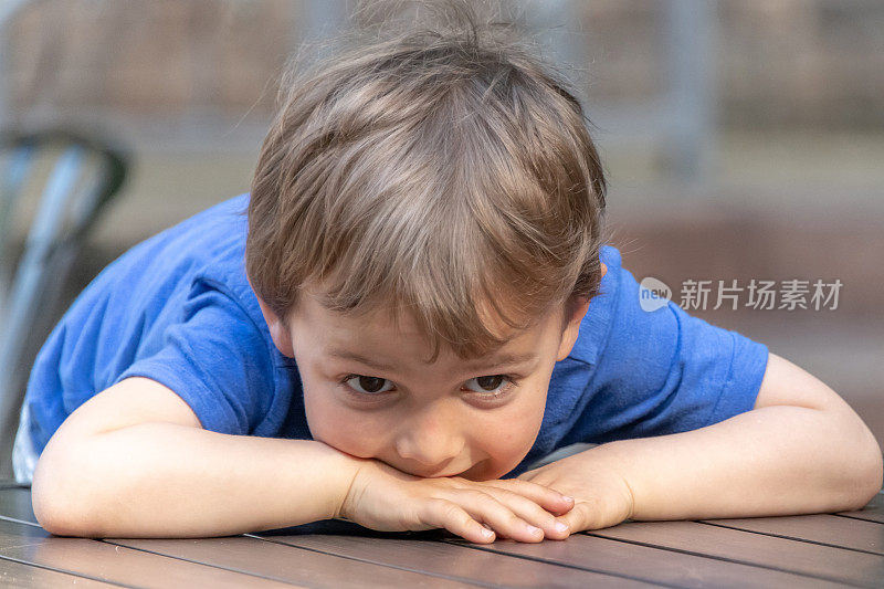 沉思的三岁小男孩看向别处