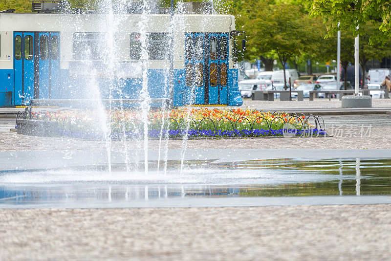 花坛前的喷泉和哥德堡有轨电车