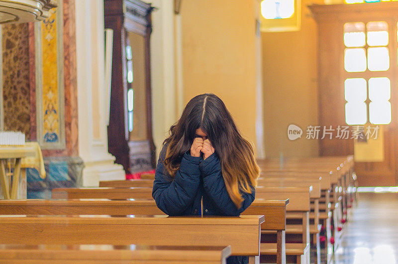 在天主教教堂祈祷的基督教妇女