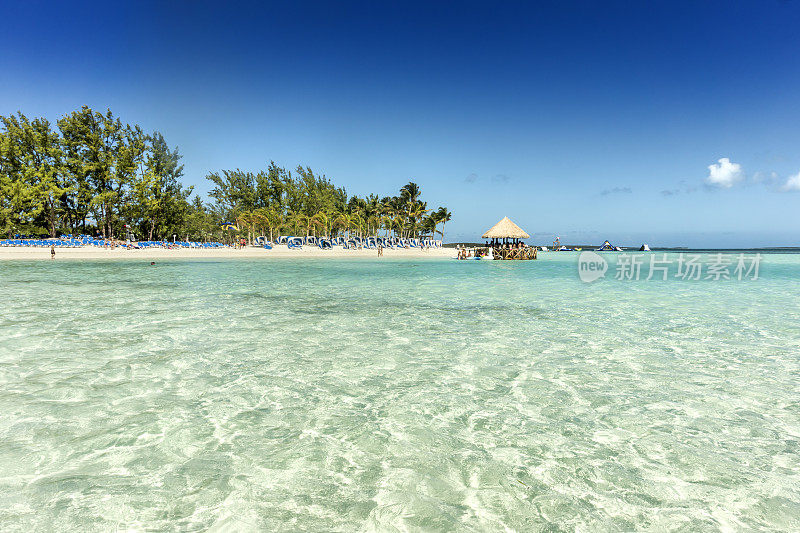 热带海滩与绿松石水。加勒比