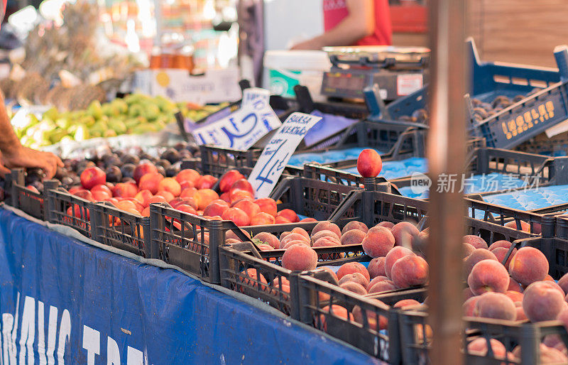 市场上托盘中各种各样的水果