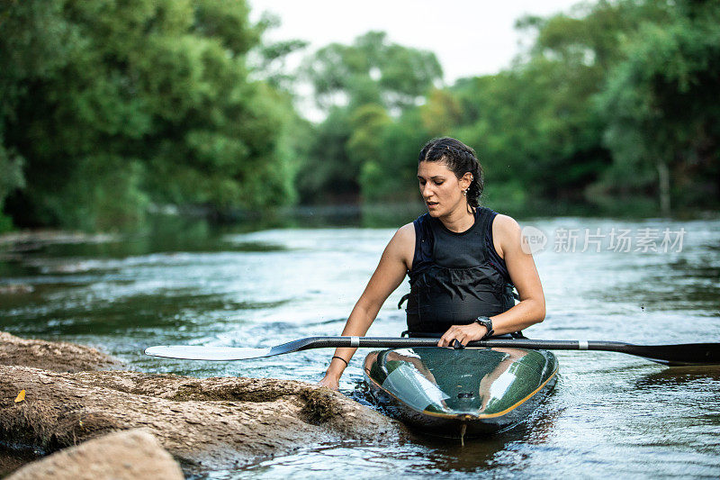 河上的年轻女子皮划艇运动员