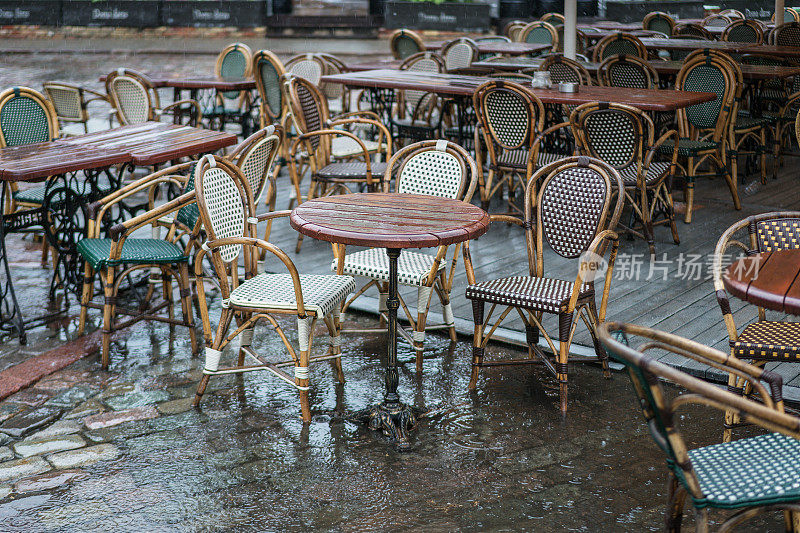 雨天里加老城的咖啡馆