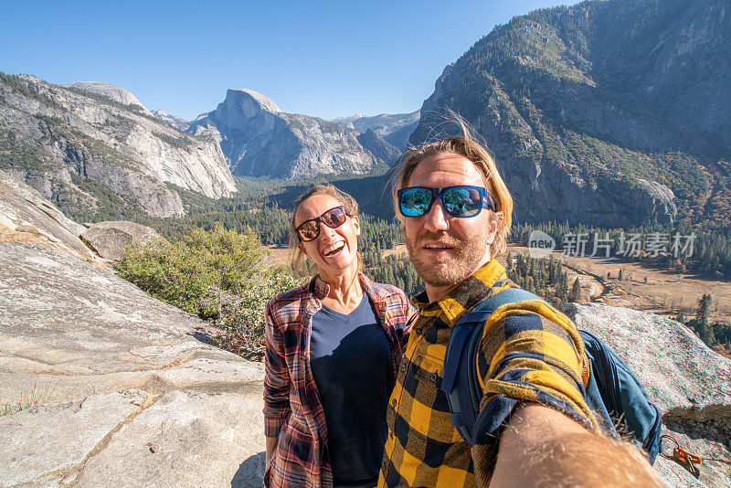 一对年轻夫妇在约塞米蒂山谷自拍——徒步旅行的人们