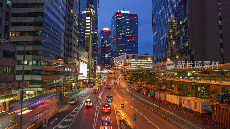 全景航拍的香港城市景观天际线在日落维多利亚峰，famaus旅游地点在香港