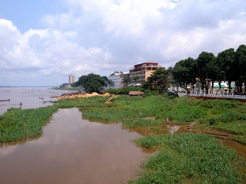 中非共和国乌班吉河右岸的城市景观