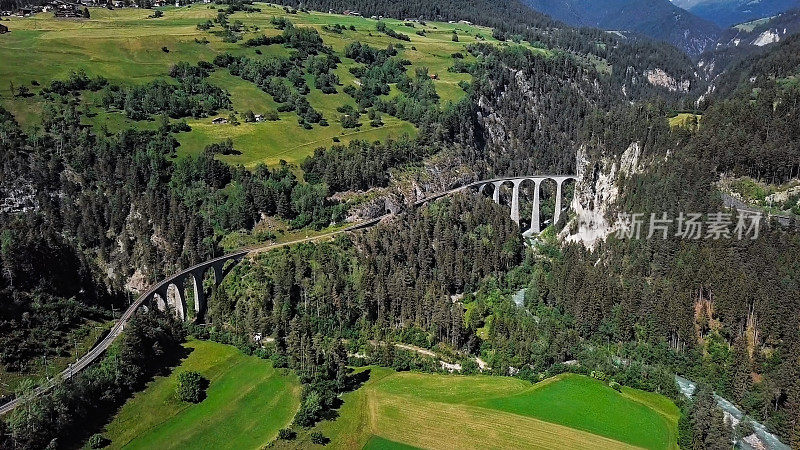 俯瞰著名的Landwasser高架桥(Landwasserviadukt)和Schmittentobel高架桥，格劳宾登，瑞士。