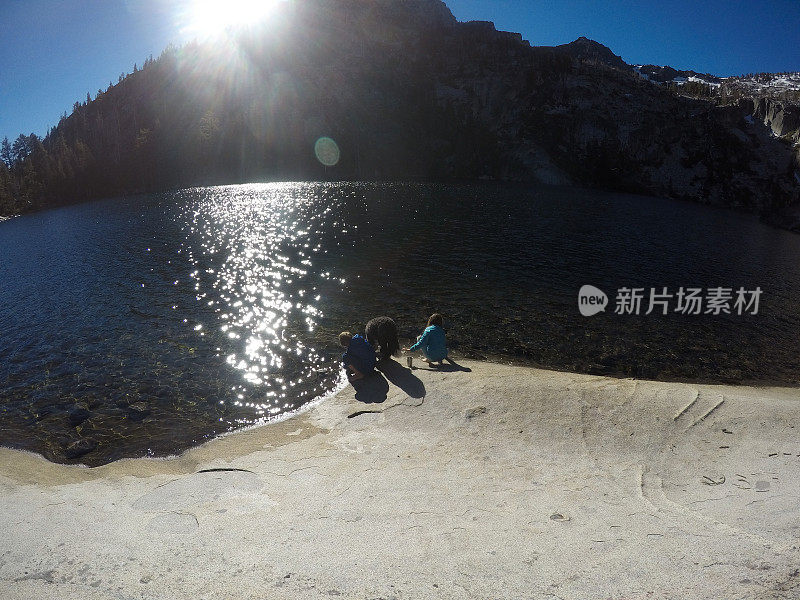 孩子和家长背包旅行，徒步进入加州的太浩湖的荒野