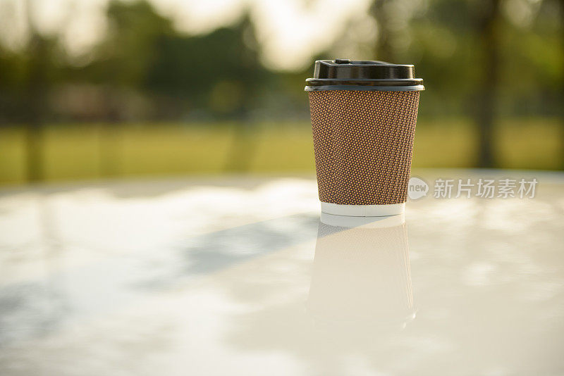 带盖的一次性咖啡杯