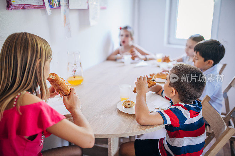 孩子们一起吃午餐