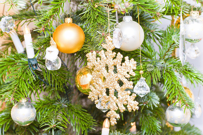 圣诞树上的金色雪花和玻璃锥