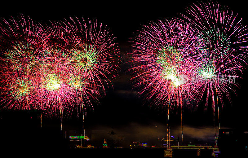 夜空焰火表演，庆祝新年的到来