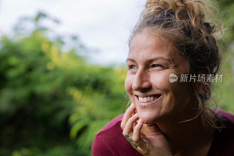 自然美丽的中年妇女的脸特写