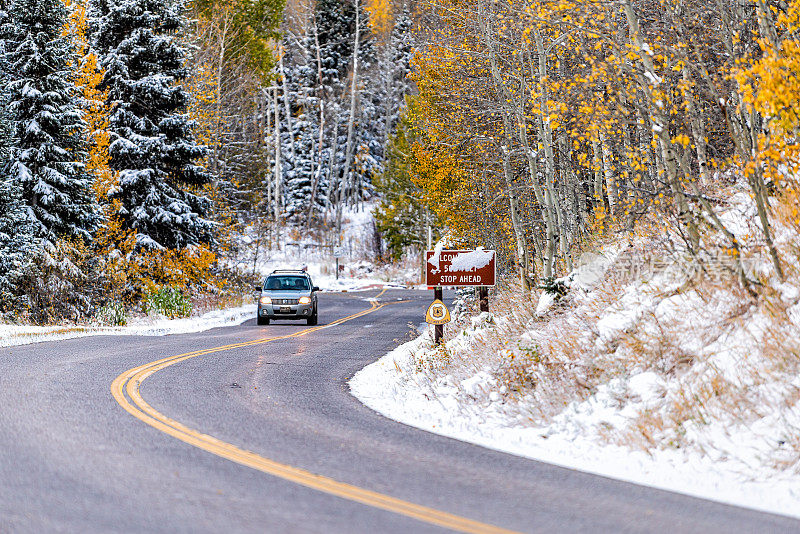 栗色铃铛的入口收费区标志在科罗拉多州的岩石山覆盖在雪