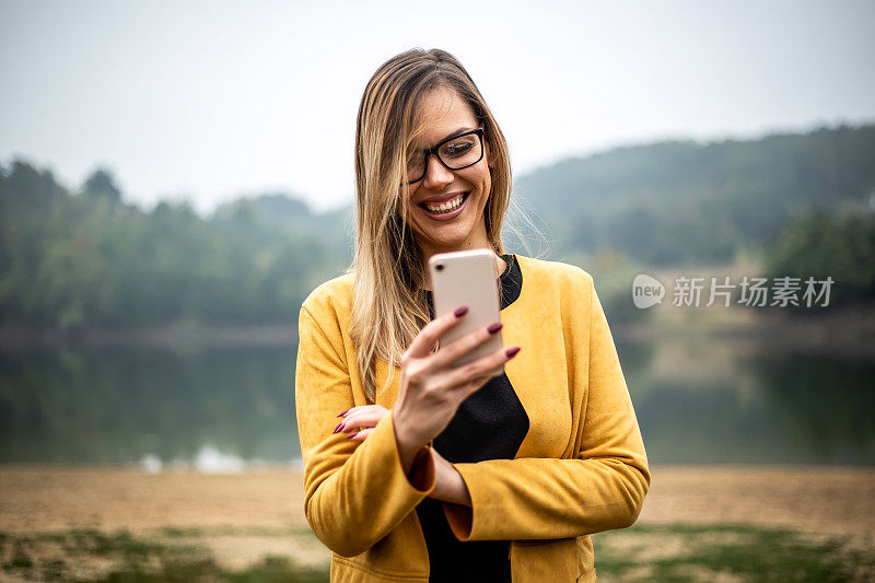 美丽的年轻女子在使用手机